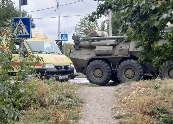 В Минеральных Водах бронемашина протаранила легковушку, пострадала женщина